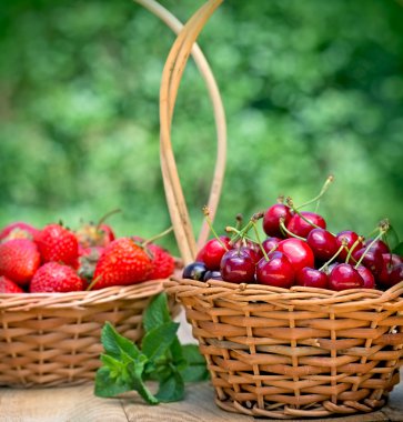 taze organik kiraz ve çilek