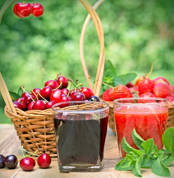 Cherry šťáva a jahodový koktejl — Stock fotografie