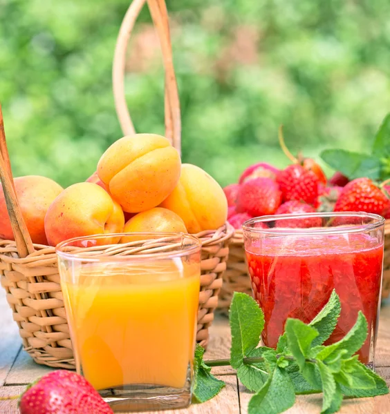 Strawberry smoothie and apricot juice — Stock Photo, Image