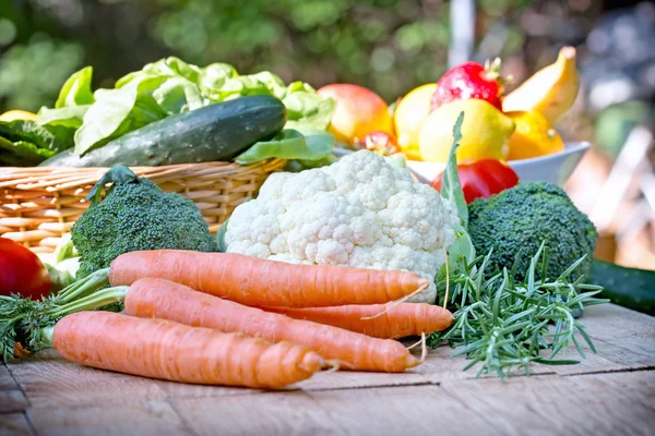 Biologische groenten op tafel — Stockfoto