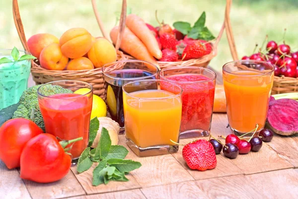 Jugos de frutas, jugos de verduras y jugos de mezcla — Foto de Stock