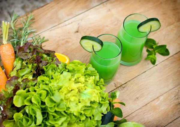 Здоровий напій - зелений сік — стокове фото