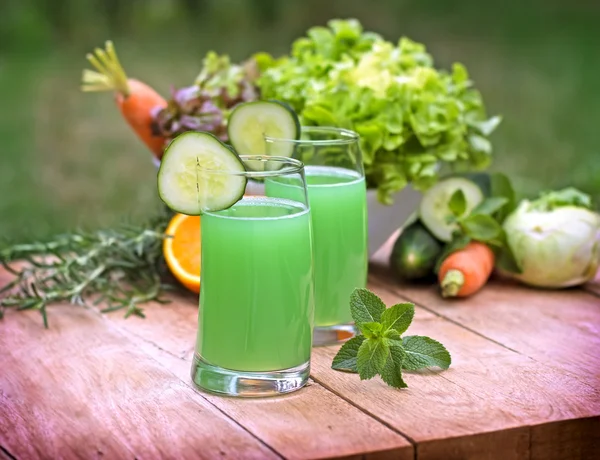 Grüner Saft - grünes Getränk — Stockfoto