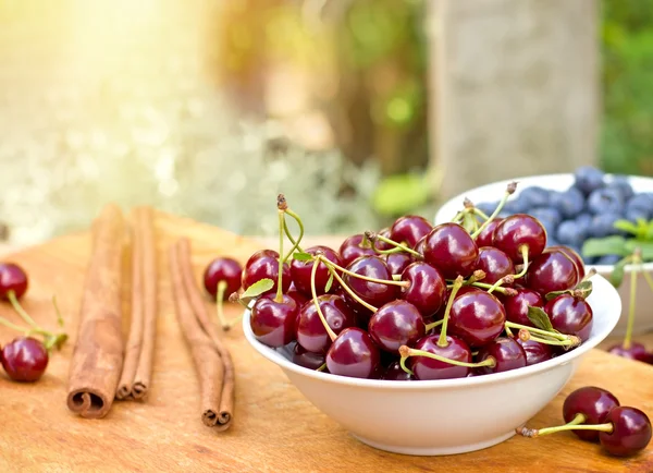 Cerejas na tigela — Fotografia de Stock