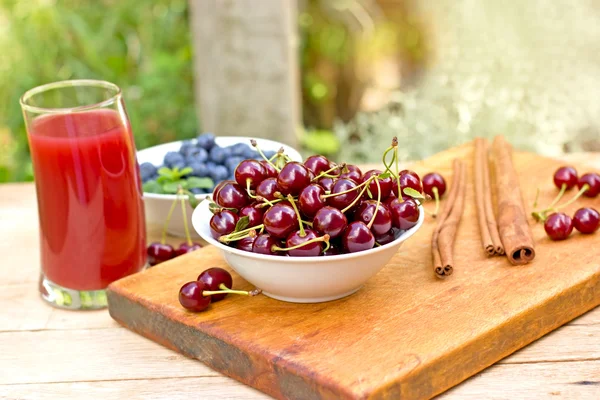 Cherries and cherry juice - smoothie — Stock Photo, Image