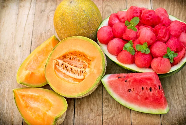 Färsk vattenmelon (melon) och cantaloupemelon på bord — Stockfoto