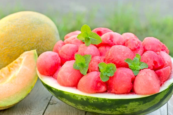 Färska ekologiska vattenmelon (melon) och cantaloupemelon — Stockfoto