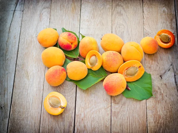 Fresh organic apricots — Stock Photo, Image