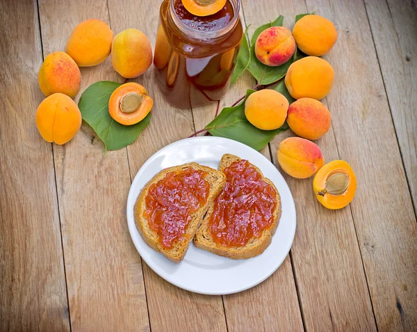 Läcker frukost - aprikos sylt på bröd — Stockfoto