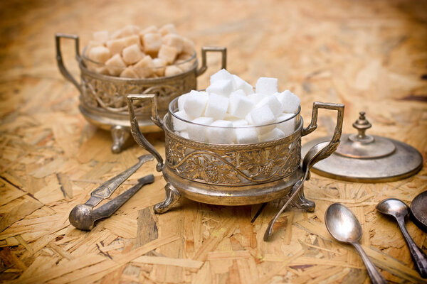 Сахар в серебряных контейнерах - антикварные миски
