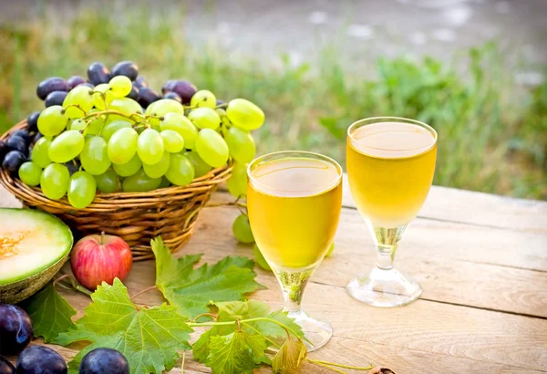 White wine and grapes — Stock Photo, Image