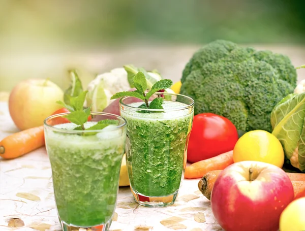 Selective focus on glass of green smoothie — Stock Photo, Image