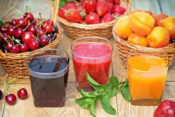 Halthy drinks - smoothie and juice — Stock Photo, Image