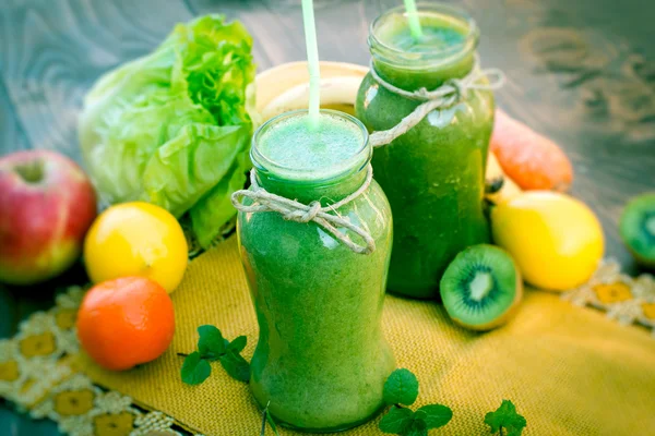 Bebida saudável cheia de vitaminas e minerais - smoothie verde — Fotografia de Stock