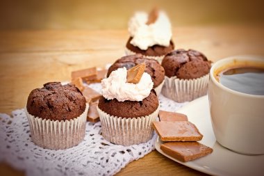 Çikolatalı muffin krema ile