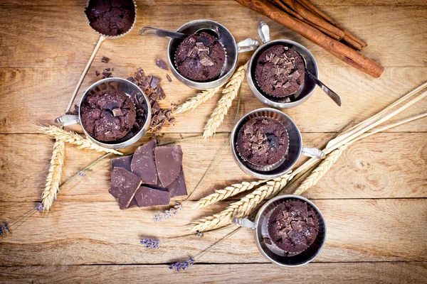Magdalenas de chocolate en taza de plata —  Fotos de Stock