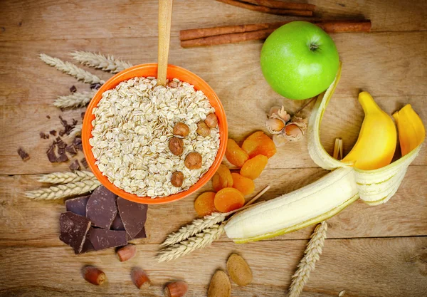 Desayuno saludable (comida saludable) - harina de avena y frutas —  Fotos de Stock