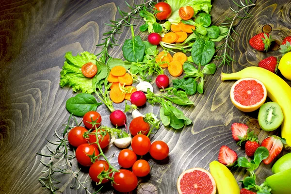 Manger des aliments sains - fruits et légumes biologiques — Photo