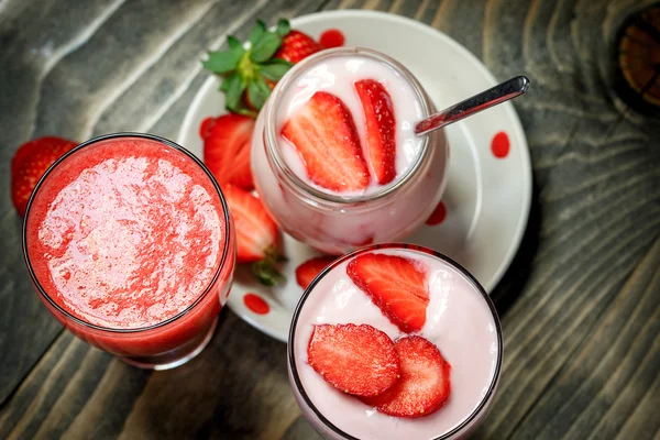 Frukt yoghurt - strawberry yoghurt och strawberry smoothie för sunda matvanor — Stockfoto