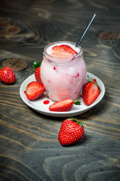 草莓酸奶-美味、 健康、 提神的饮料 (饮料) — 图库照片