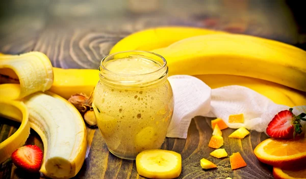 Pisang smoothie - smoothie sehat yang baru disiapkan — Stok Foto