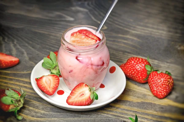 Strawberry yoghurt - läckra, hälsosamma, uppfriskande drink (dryck) — Stockfoto