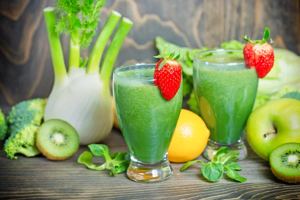 Green smoothie in our diet to boost immunity — Stock Photo, Image