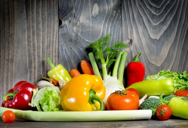 Alimentos saudáveis - dieta saudável com vegetais orgânicos — Fotografia de Stock