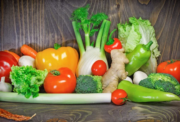 Dieta saudável - Comer alimentos saudáveis — Fotografia de Stock