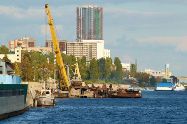 Liman İnşaatı İşi vinç yerleştirin. Yatay.