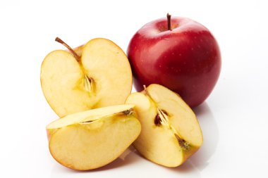 Kırmızı elma ve dilimleri