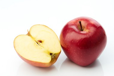 Kırmızı elma ve yarısı beyaz izole