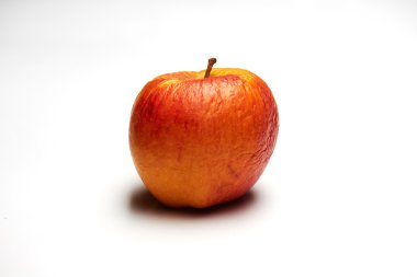 Beyaz üstüne yaşlı Kırmızı elma