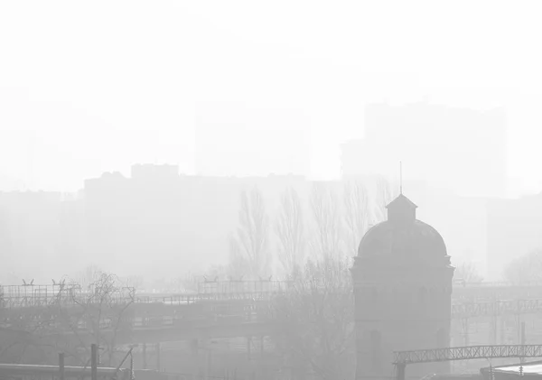 Baja visibilidad causada por la niebla en la ciudad — Foto de Stock
