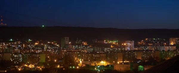 Gece şehir ışıkları ve mavi gökyüzü