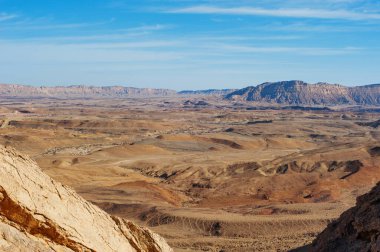 Güneşli bir günde, mavi gökyüzü olan çöl manzarası.