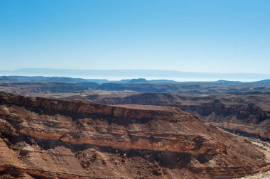 Güneşli bir günde, mavi gökyüzü olan çöl manzarası.