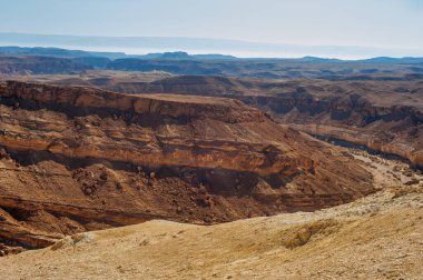 Güneşli bir günde, mavi gökyüzü olan çöl manzarası.