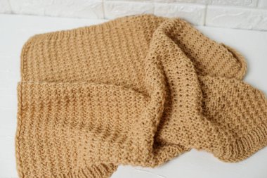 Beyaz arka plan üzerinde bej örülmüş el yapımı battaniye ev konforu