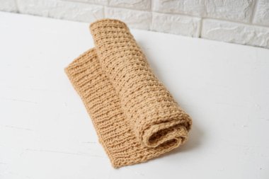 Beyaz arka plan üzerinde bej örülmüş el yapımı battaniye ev konforu