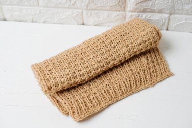 Beyaz arka plan üzerinde bej örülmüş el yapımı battaniye ev konforu