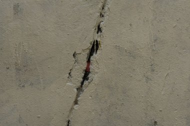 Duvar dokusunda pek çok boya tabakası yumuşak ışığı çatlattı.