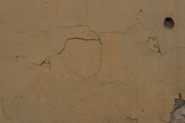 Duvar dokusunda pek çok boya tabakası yumuşak ışığı çatlattı.