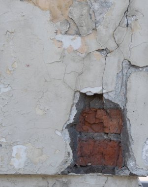 Duvar dokusunda pek çok boya tabakası yumuşak ışığı çatlattı.