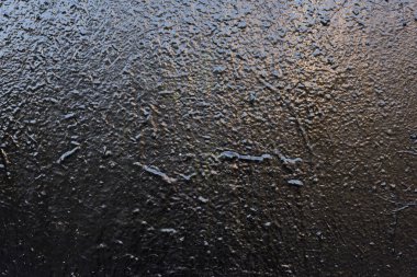 Üzerinde boya izleri olan metal levhalar. Düşen ve siyaha çizilen katmanlar.