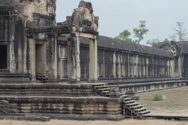Angkor Wat tapınağının girişinde sisli bir sabah