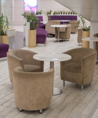 Moskova / Rusya - 13 Şubat 2019: Alışveriş merkezinde ziyaretçileri bekleyen boş masalar