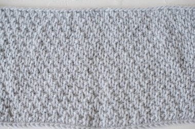 Yaratıcı desenli açık mavi ekose örgü. Yakın çekim.