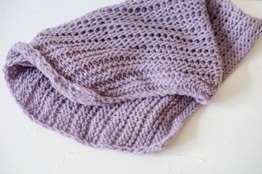 Yumuşak örülmüş eflatun desenli, kumaşlı, beyaz bir masa üzerinde yaratıcı desenli bir ekose.