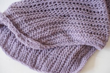 Yumuşak örülmüş eflatun desenli, kumaşlı, beyaz bir masa üzerinde yaratıcı desenli bir ekose.